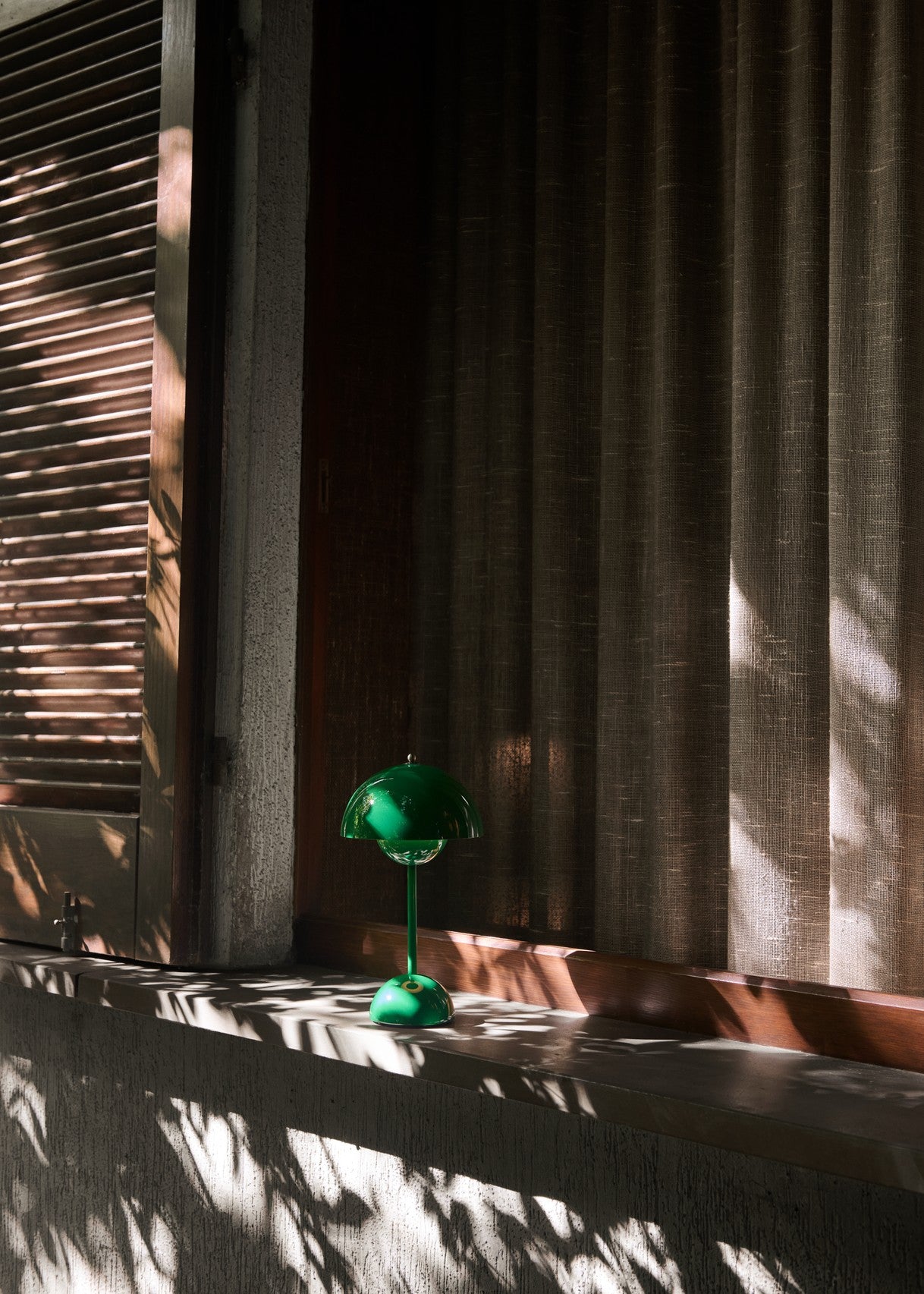 Flowerpot VP9 Portable Table Lamp